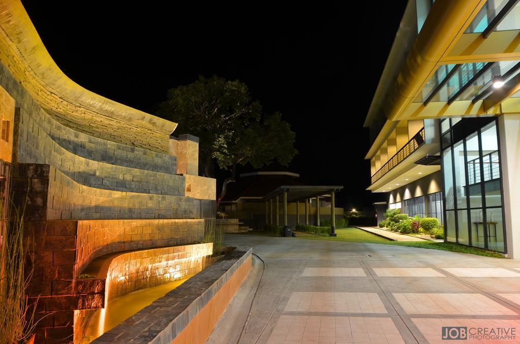 Rivermount Hotel And Resort Sarrat Bagian luar foto