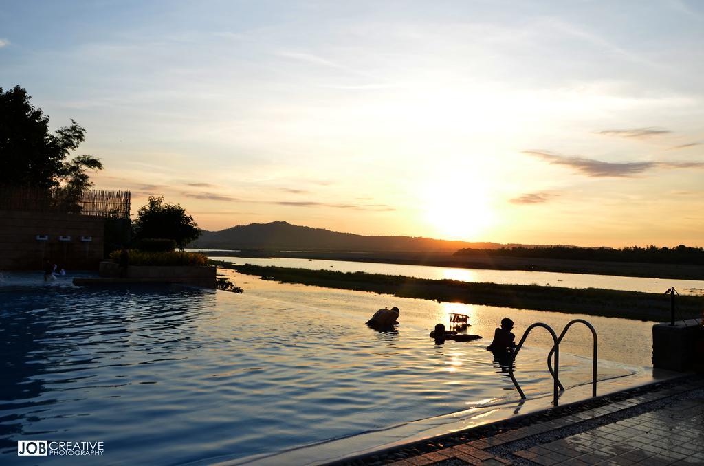 Rivermount Hotel And Resort Sarrat Bagian luar foto